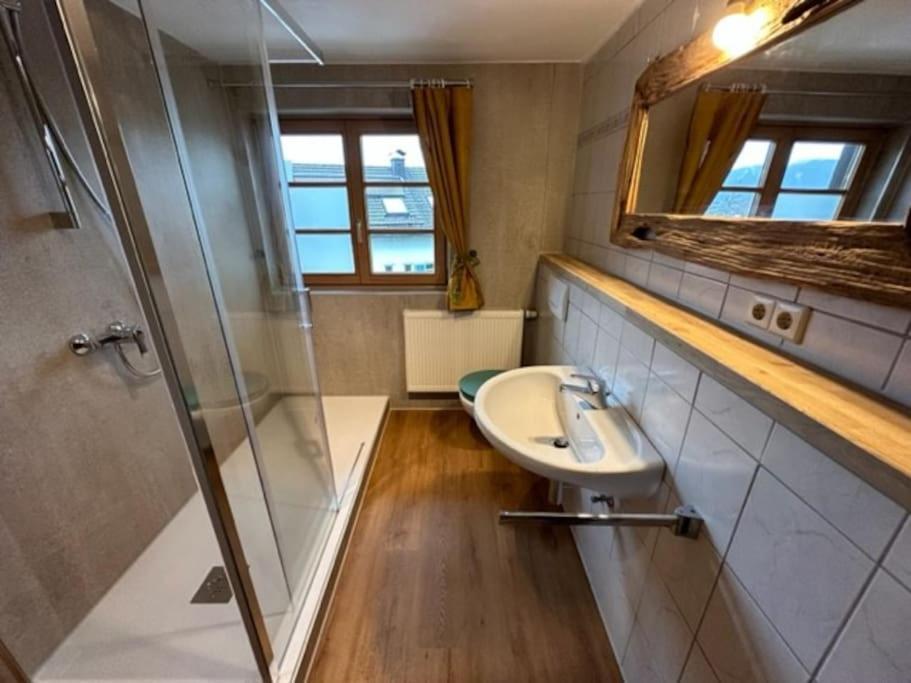 Charmante Farbenfrohe Wohnung Fuer Zwei Fischbachau Exterior photo